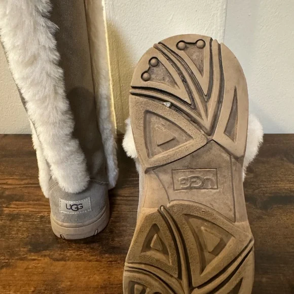 UGG boots. Due to dying techniques, color range between greenish and gray - Picture 5 of 8